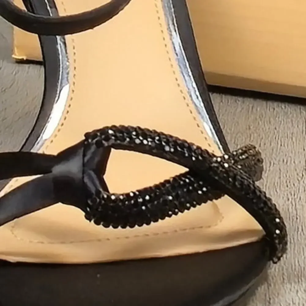 Jewel Badgley Mischka Ankle strap heels Blk 8.5